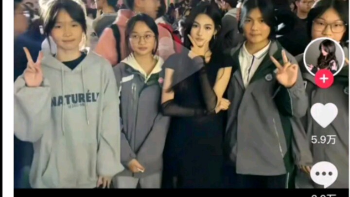 gadis membantu gadis
