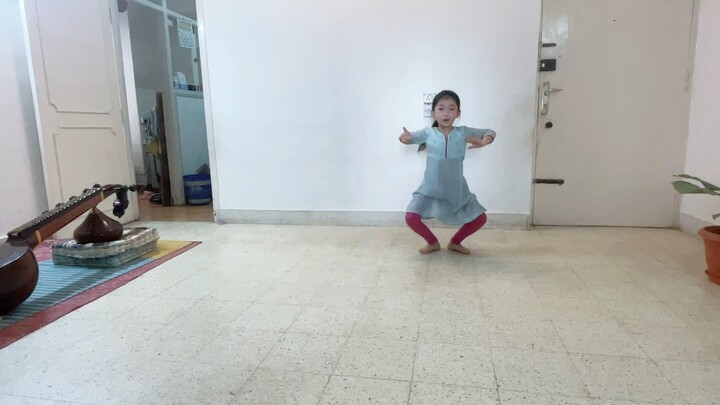 Cô con gái tình nguyện ghi lại một buổi khiêu vũ kỷ niệm, cảm thấy rằng cô ấy đã sử dụng nhà ga B là