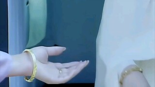 以前的拍摄为了效果连手都化妆，现在却拍出塑料鬼爪的感觉