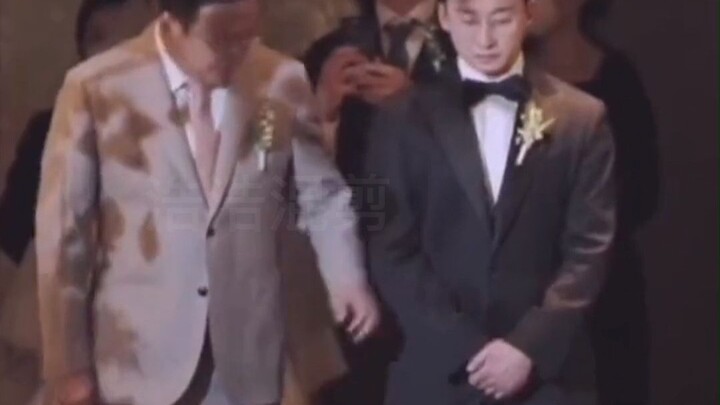 ในงานแต่ง คุณพ่อทั้งสองฝ่ายขึ้นเวที คุณพ่อบนเวทีชุดดำดูแลตัวเองดีมาก ชาวเน็ตแซว: นึกว่าคุณพ่อชุดดำคื