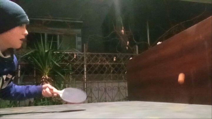 乒乓球（乒乓球）在家里从一个俄罗斯男孩