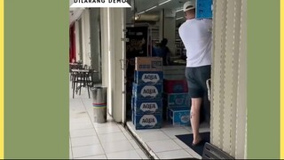 Sebuah momen menggelitik dibagikan pengguna media sosial TikTok. Dalam video berdurasi singkat terse