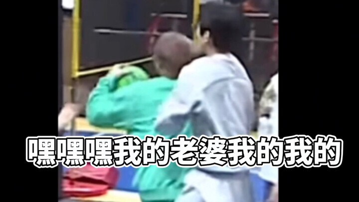 【You Hui】Sao anh biết vợ em vừa sà vào lòng anh vậy~ Gì cơ? Anh không có vợ à? Chậc chậc chậc, phiên