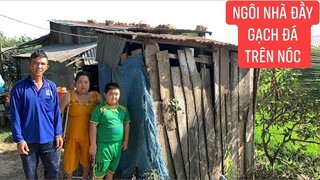 Mỗi khi trời mưa phải đem con đi gởi vì cái nhà nó sập lúc nào không hay...!