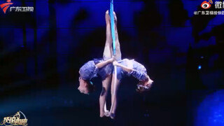 Acrobatic performance: "Big Fish"