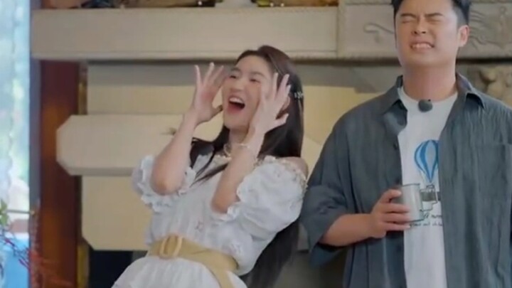 Lin Yi and Chen Xingxu are blowing kisses and making heart signs at each other! Wang Yuwen’s express