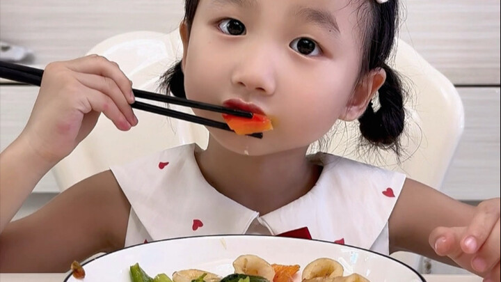Bayi makan hadir