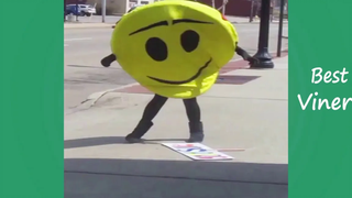 พยายามอย่าหัวเราะหรือยิ้มขณะชมเถาวัลย์ตลกๆ 84 - Viners ที่ดีที่สุด 2021