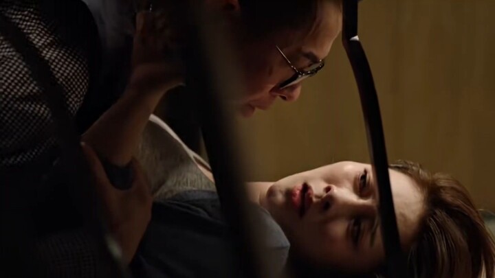 过于直接，把美女压在身下，霸王硬上弓