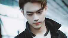 Wu Jinyan dan Xu Kai bernyanyi dan menjawab pertanyaan selama wawancara