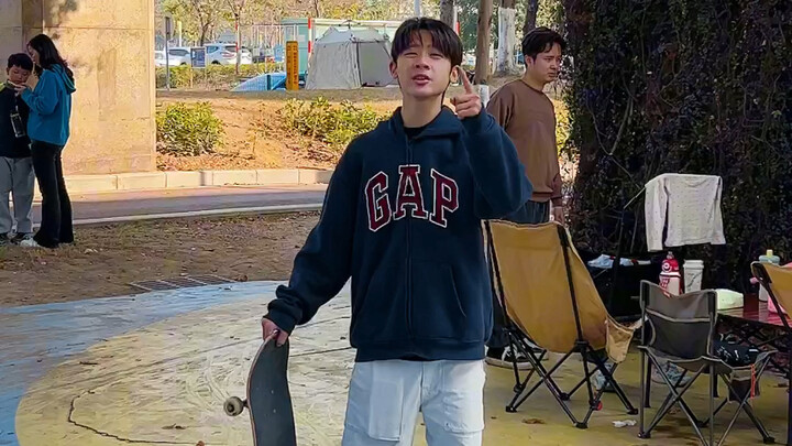 Bagaimana cara berdiri dan meluncur dengan 4 papan seluncur!