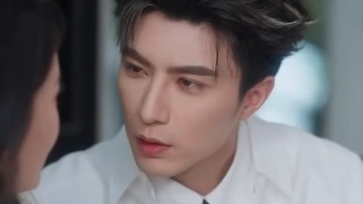 NEW!CEO dingin itu menyadari dia tak bisa jauh lebih dari tiga meter