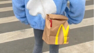 My girlfriend's weird bag~