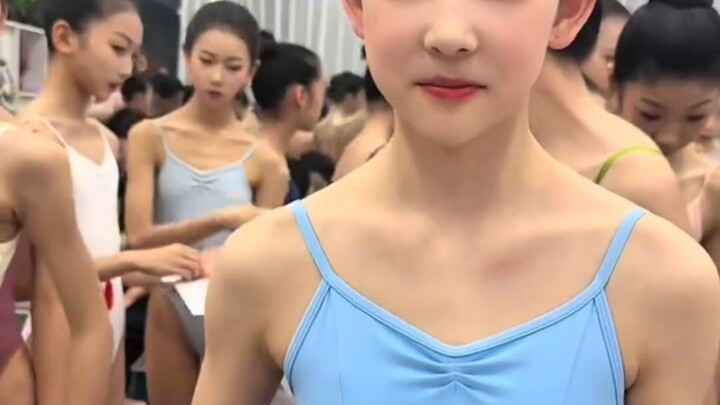 นักเรียนเตรียมสอบด้านนาฏศิลป์