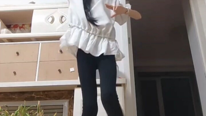 Bạn đã học được bước đi “bướm” chưa, Qiuxi?