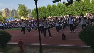 Mengenai kompetisi tari "New Treasure Island" di SMP Heze No. 1