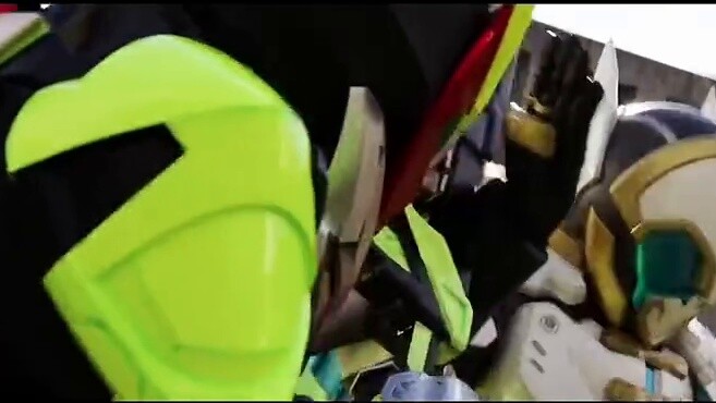 "Nếu tôi đấu với anh, tốt hơn là nên dùng lá bài này."