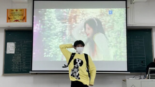 วันนี้ผมแสดงเพลง "รักในยามฉุกเฉิน" ทั้งชั้น