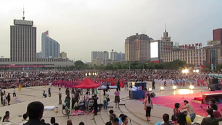 [Hohhot] People were dancing in the square at Xinhua Square in Hohhot on an ordinary afternoon in 20