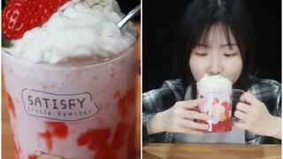 Nggak apa-apa, pesan susu stroberi aja, rasanya kayaknya agak gagal nih...