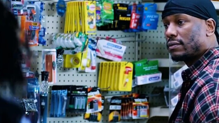 她遭到队长的出卖伤害但却因为自己的肤色和身份让她显得无助…