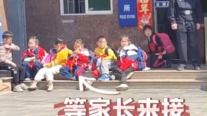 Penuh rasa aman: Orang tua telat jemput anak-anak sekolah, dan anak-anak duduk rapi di depan kantor 