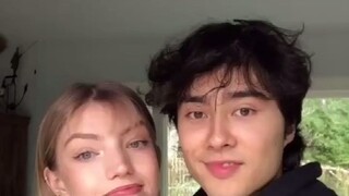 Seorang pacar yang mempelajari desain mode dan seorang pacar yang cantik dan memiliki tubuh yang bag