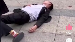 The security guard asked the woman to register, but the devil Bo Gang actually bit off the guard's e