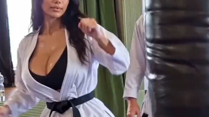 Tendangan Tinggi Presisi di Kompetisi Karate