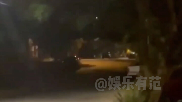 แวบแรก: โอ้โห นี่เขาทำผิดอะไรกันแน่ ถึงต้องใช้รถตำรวจถึงหกคัน! แวบสอง: เกาะแมน! งั้นก็ไม่มีปัญหาแล้ว