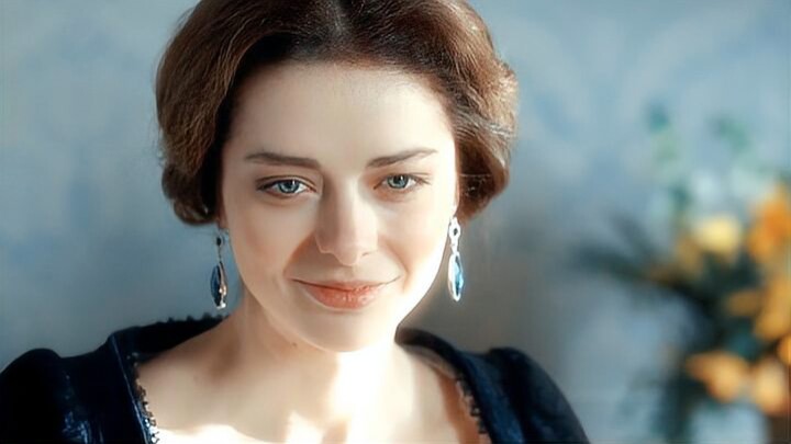 The same queen, different earrings: the Russian version is dignified and grand, while the American o