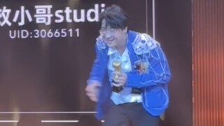 特效小哥当众偷百大UP主奖杯