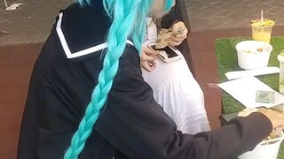 Nemenin hatsune miku lagi makan