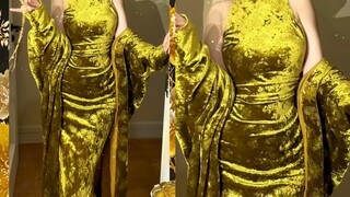 The lady wore a yellow robe to the company, which seemed to make the leader lose all his strength an