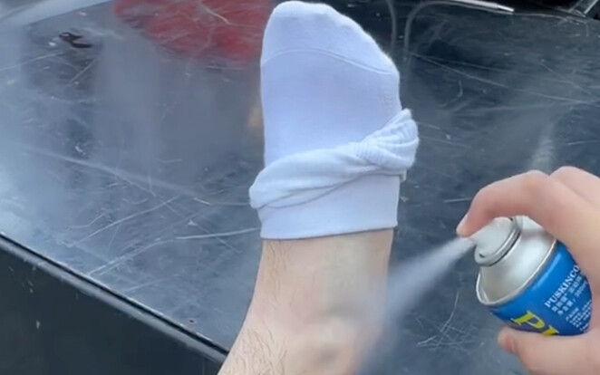 เดี๋ยวนี้นักกีฬาแข่งขันกันหนักมาก แอบซ้อมบนสนามก็ว่าไปอย่าง ขนาดตอนเรียนยังต้องแข่งกัน ใช้ยางยืดฝึกค