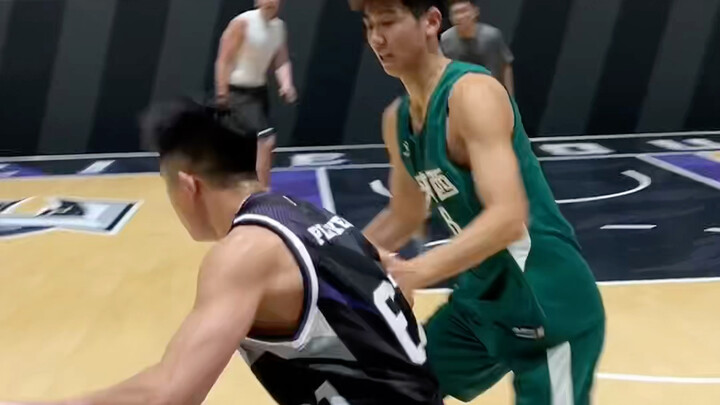 حتى لو وقعت أرضًا، ستكون ردة فعلي الأولى هي التمرير.