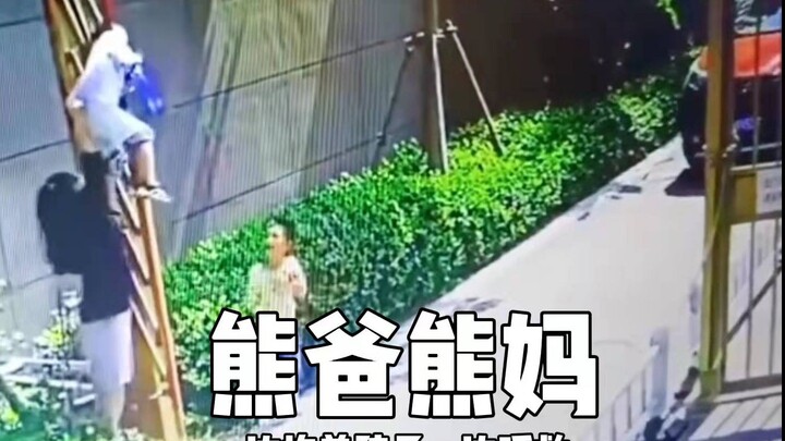 How careless are post-90s parents? Their child got their head stuck in a rising barrier and was left