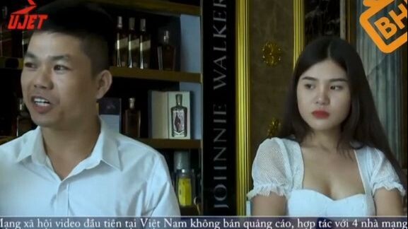 Video hài Gái xinh làm tiền tranh dành khách và cái kết