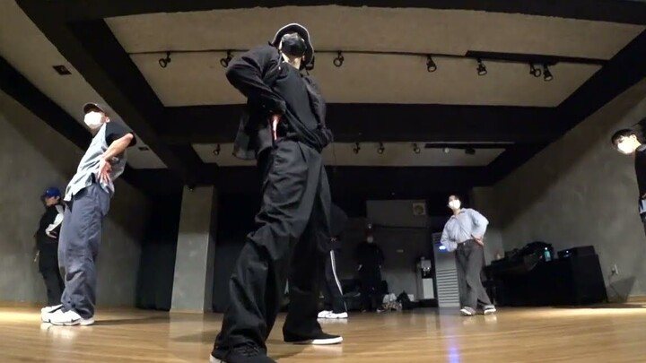 Breaking cool toprock dance!