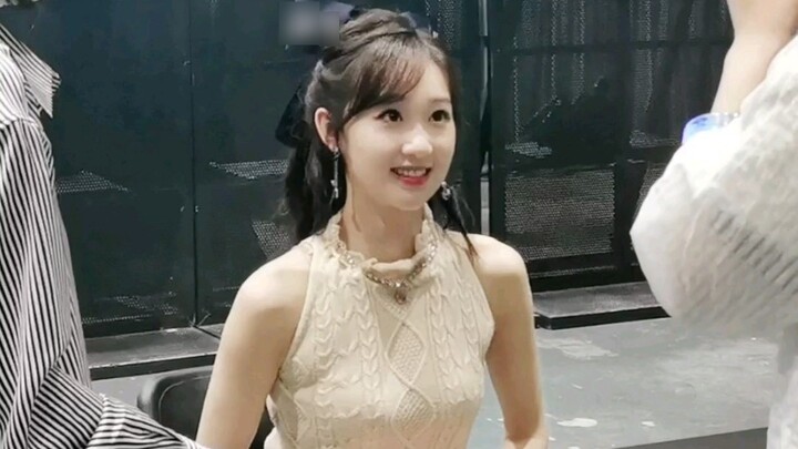 How beautiful the stars are in the original video. At the Guangzhou Padi concert, Li Zixuan was in c