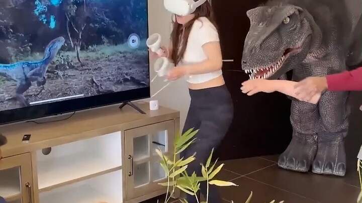 Dirayu teman sekamar untuk main game, ternyata dia malah ngasih aku dinosaurus sungguhan di belakang