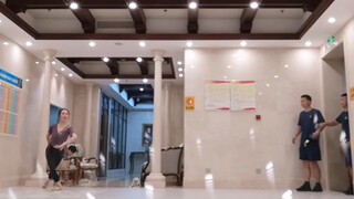 舞蹈生线上直播期末考试，“蓝朋友”意外闯入镜头，反应太可爱
