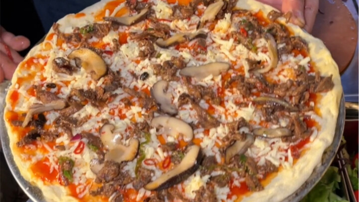Bertemu pizza yang baru dipanggang di jalanan—58r per potong, penuh dengan keju dan daging sapi! Sek