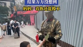 男孩以为路边男子是雕塑，结果万万没想到，妈妈：看你还乱摸不！！