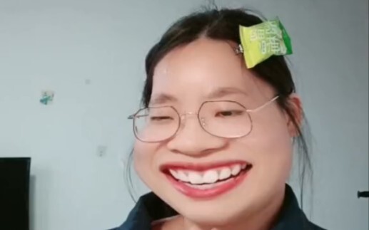 Lại nhìn vào gương à?