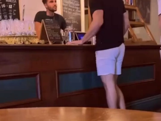 Orang-orang asing ini terlalu abstrak.