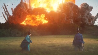 在爆炸中，一条火龙竟冲天而起