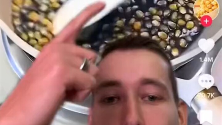 โปรดคนตรงกลาง