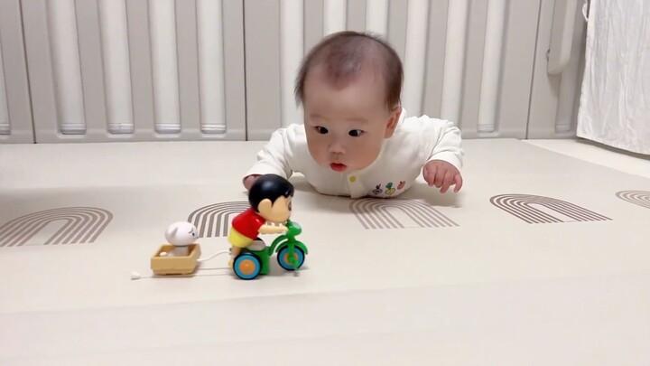 Two-month-old baby head‑lifting practice—those wide‑eyed, fixed stares are just like an elderly man 