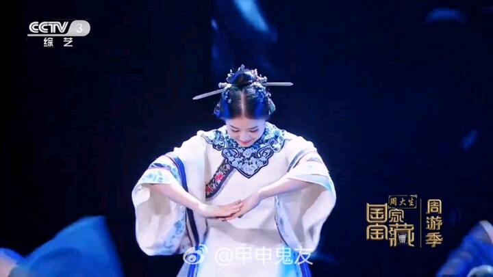 Cổ áo hình chữ “thi”, tông màu này đúng là khiến người ta sợ hãi! (Nguyên bản vũ đạo dài hơn 4 phút,